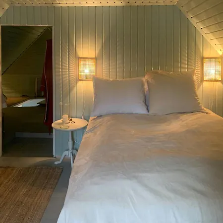 Nyaraló Protected Gem By Glaeno's Verdant Woods *